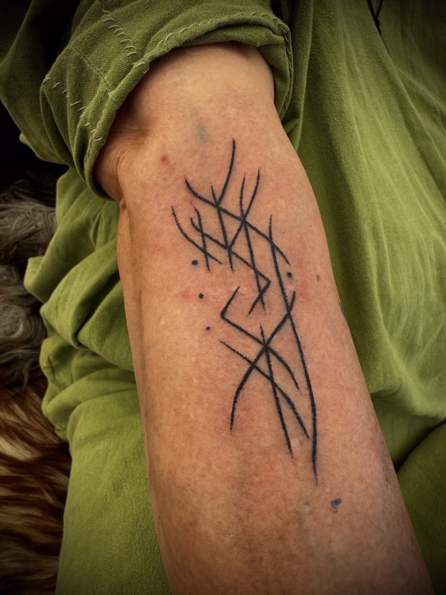 Detail Handpoke – Einblick in die Arbeit von Ancient Pain Tattoo Marburg (665)