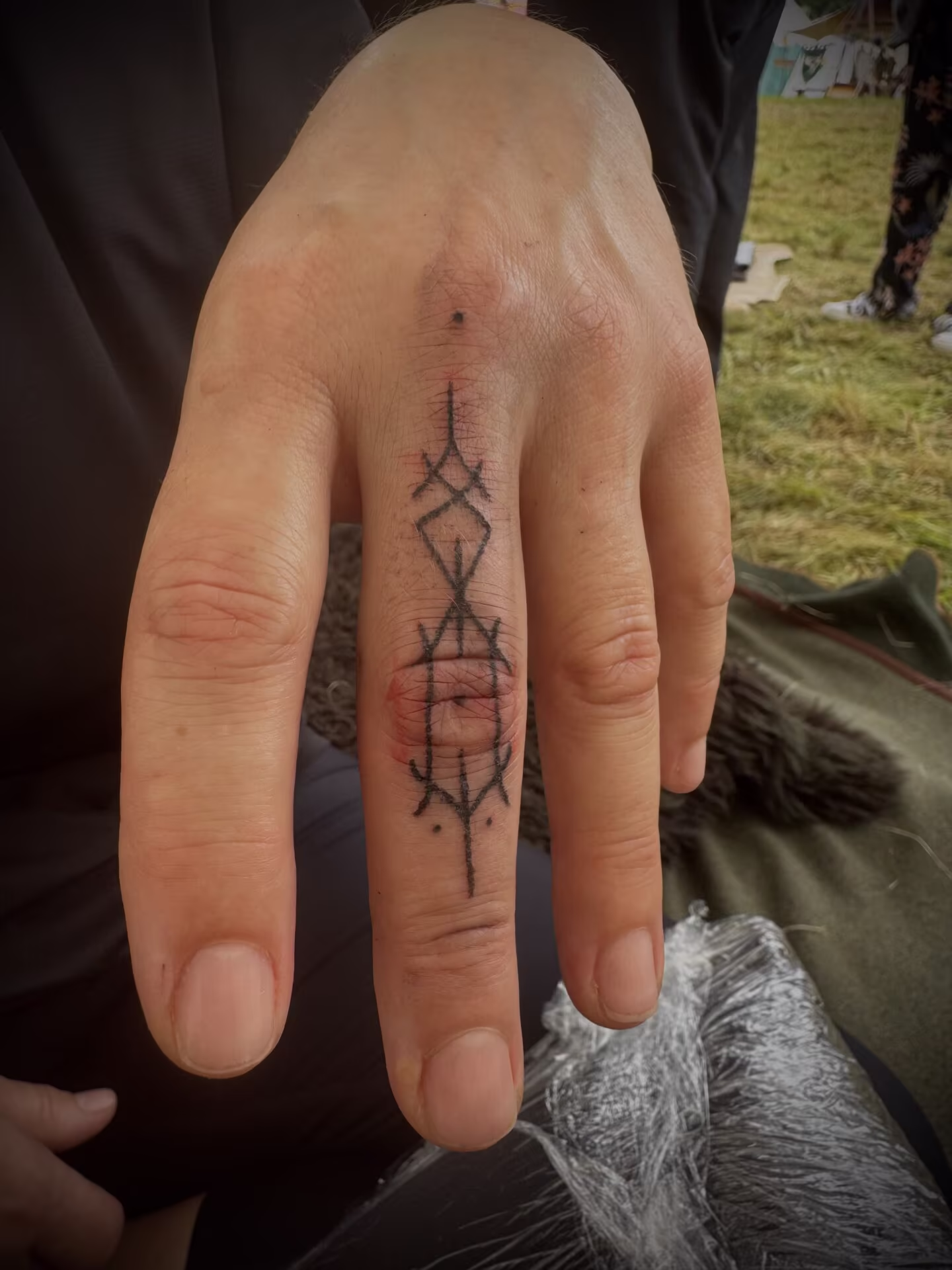Handwerk Handpoke – Einblick in die Arbeit von Ancient Pain Tattoo Marburg (666)